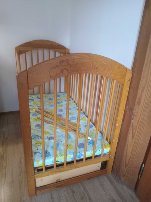 Łóżeczko dziecięce drewniane z materacem