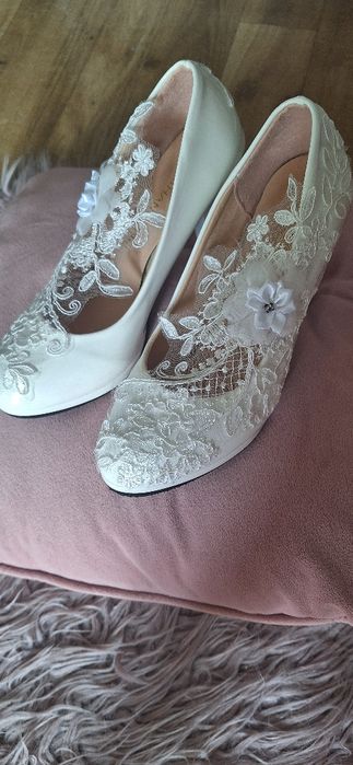 Nowe buty ślubne białe szpilki