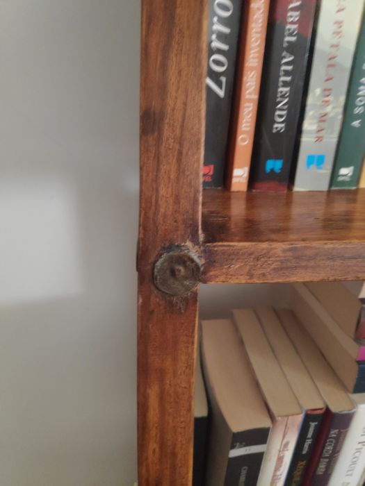 Estante em madeira maciça