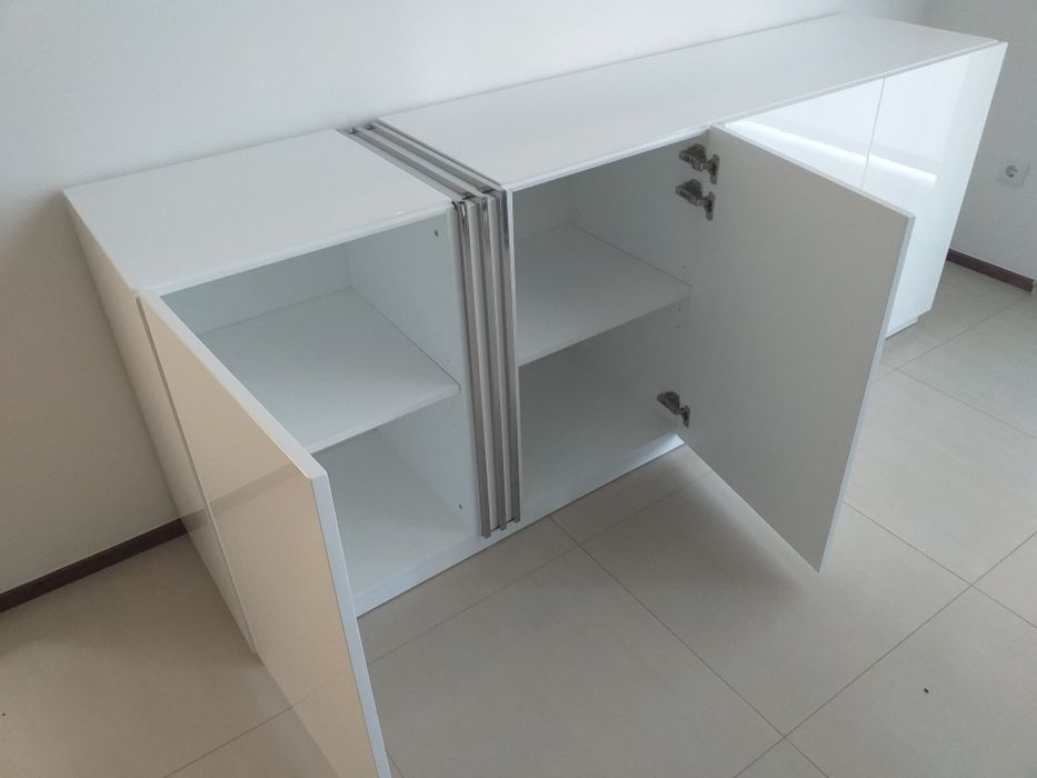 Aparador Branco Alto Brilho e Inox Polido