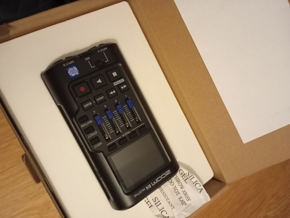 Zoom R4 Multi-Track Recorder64284676403586121