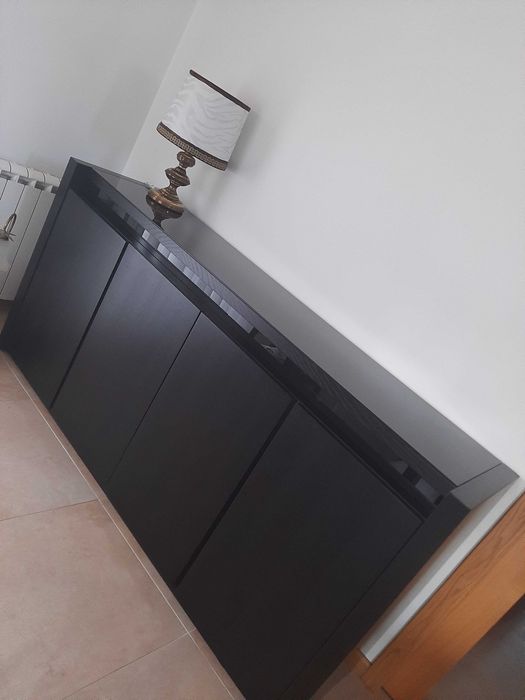 Móveis de sala de jantar - mesa, cadeiras e móvel.