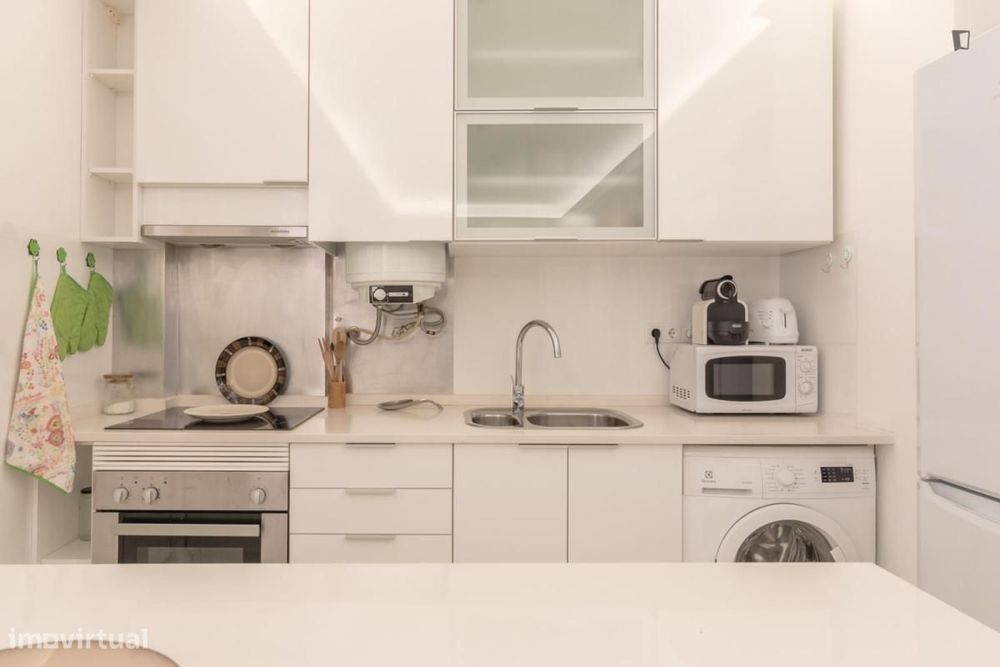 Quarto - localizado em Campolide Lisbon