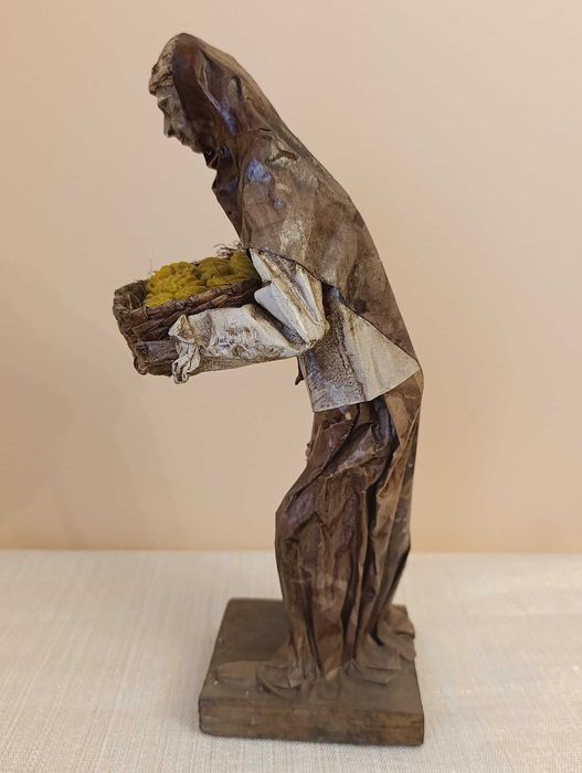 Figura de artesanato mulher em papel maché com cesta de bananas