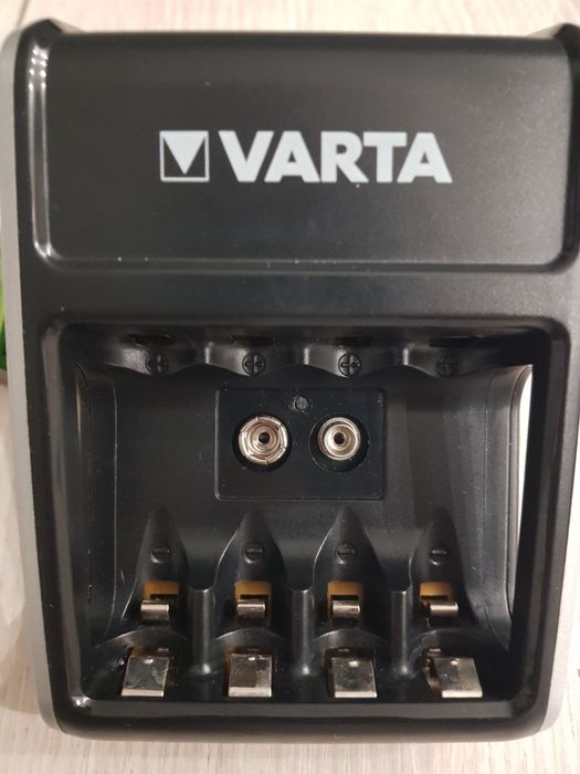 Ładowarka Varta LCD Plug Charger + 18 akumulatorków