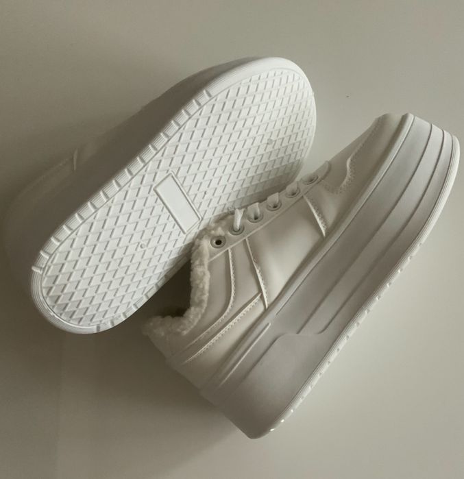 Białe  ucieplane buty na wysokiej koturnie