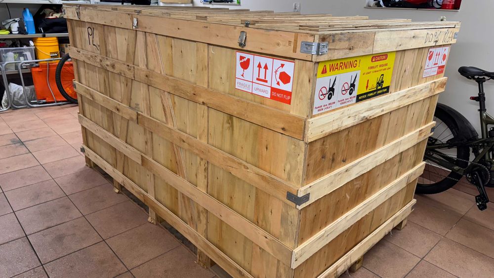 Skrzynia na palecie z deklem zamykana