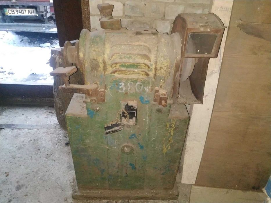 Заточний універсальний шліфувальний верстат наждак точило