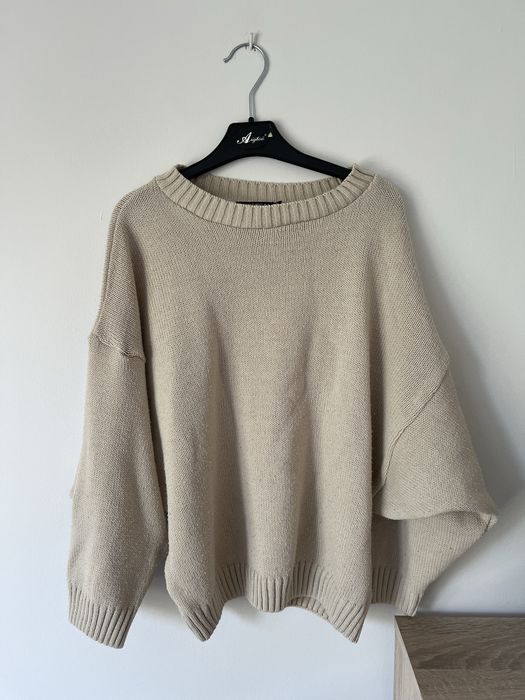 Beżowy sweter.