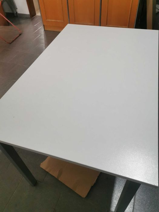 Mesa de cozinha branca e cinza