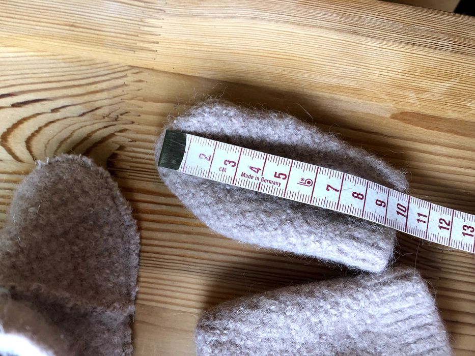 Wełniany komplet dla noworodka niechodki i ocieplacze na dłonie