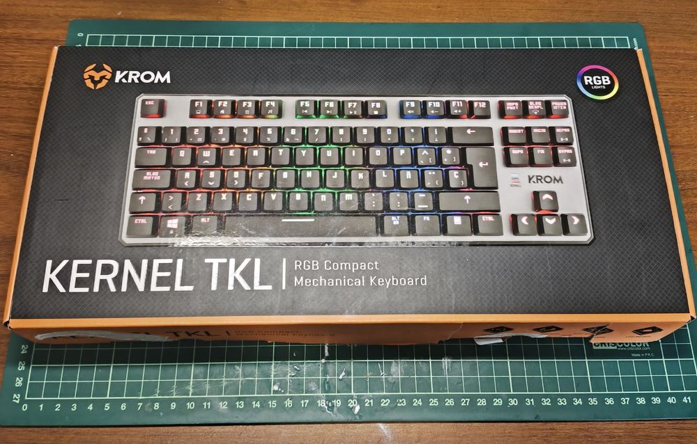 Teclado Krom Kernel RGB PT com teclas extras