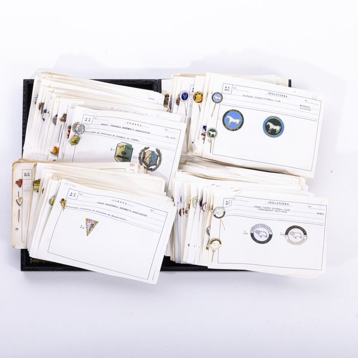 Colecionismo desportivo - Colecção de pins emblemas e crachás - 400