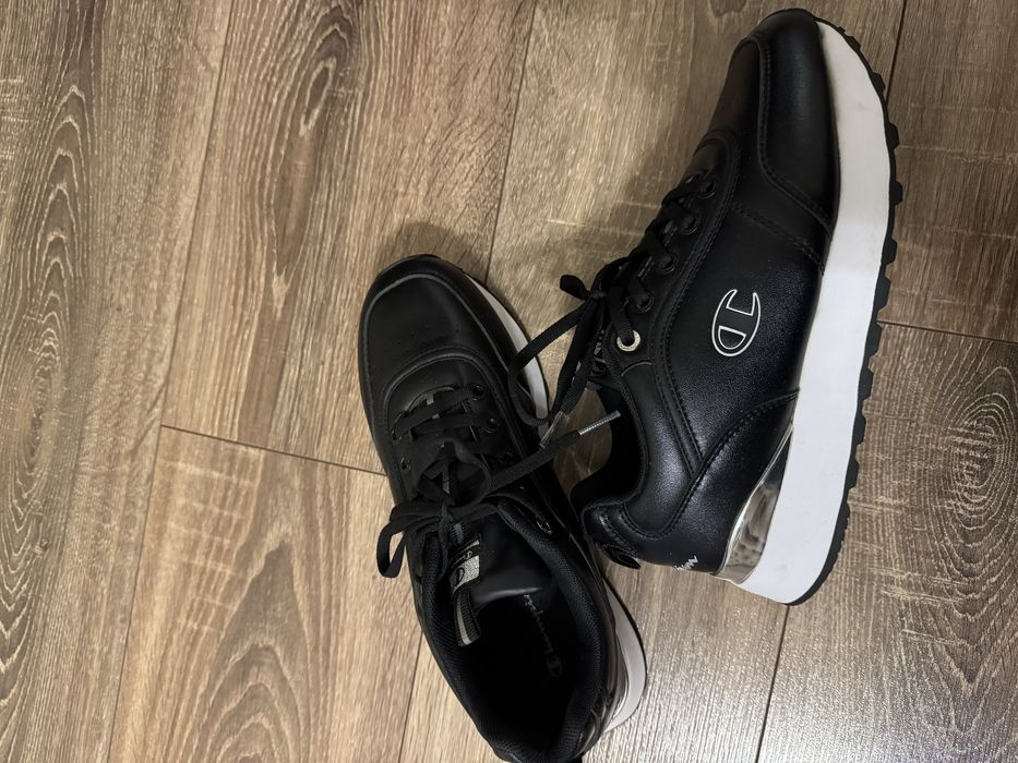 Кросівки жіночі