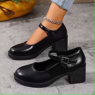 Чорні жіночі туфлі на каблуку з ремінцем | Нові |
