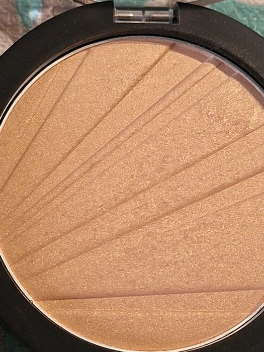 Avon Puder Rozświetlający Golden Glow