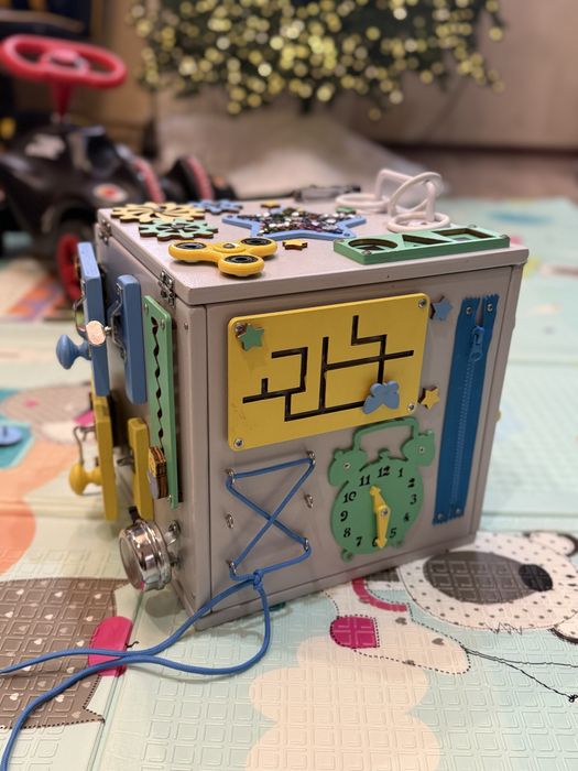 Бізікуб для розвитку дрібноі моторики