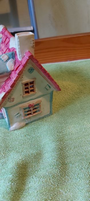 Ceramiczny porcelanowy domek plus figurki