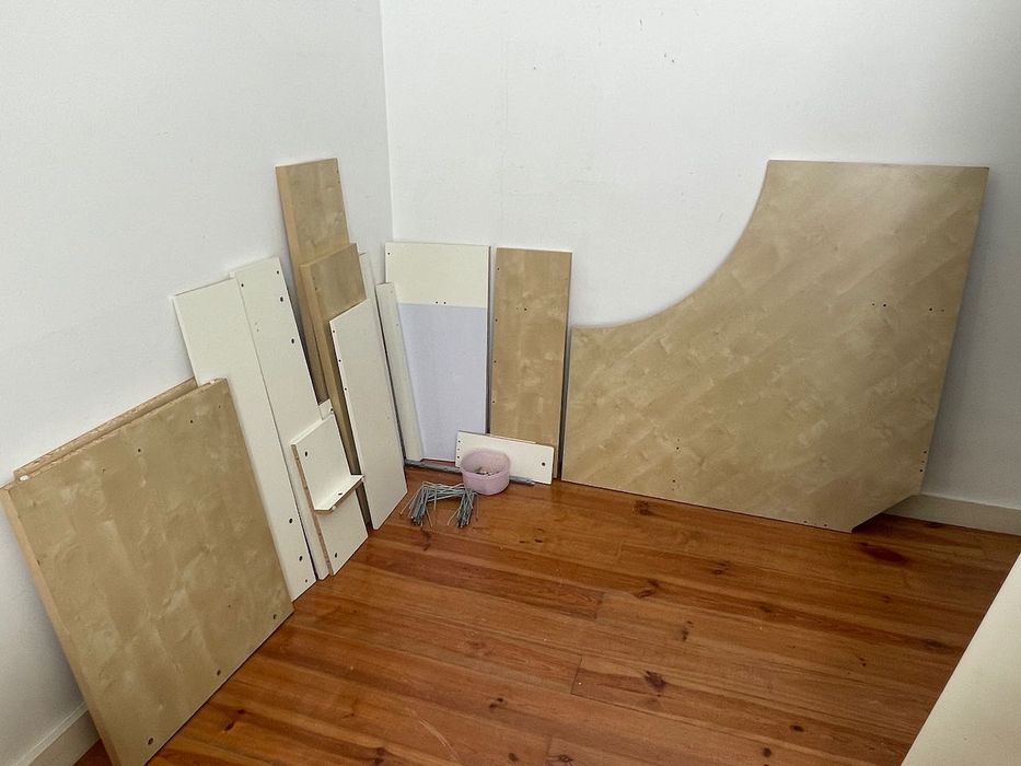 Mesa angular MiKael Ikea cor betula com estantes e porta revistas