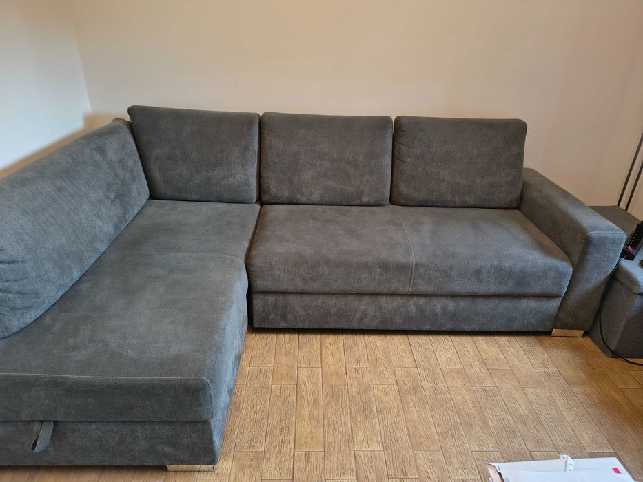szara kanapa z funkcją spania