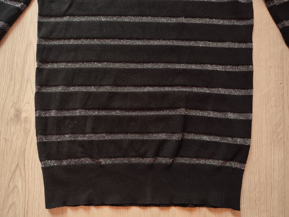Sweter czarny w srebrne paski