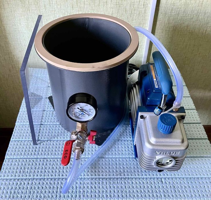 Вакумний насос з камерою