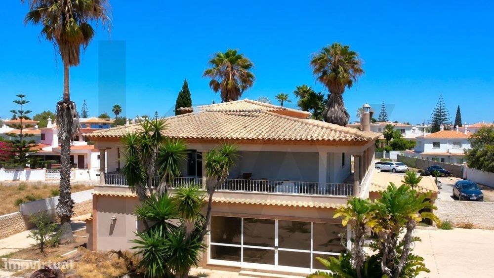 **Moradia T3 com Piscina e Garagem em Porches, Lagoa – Lote de 1.008 m