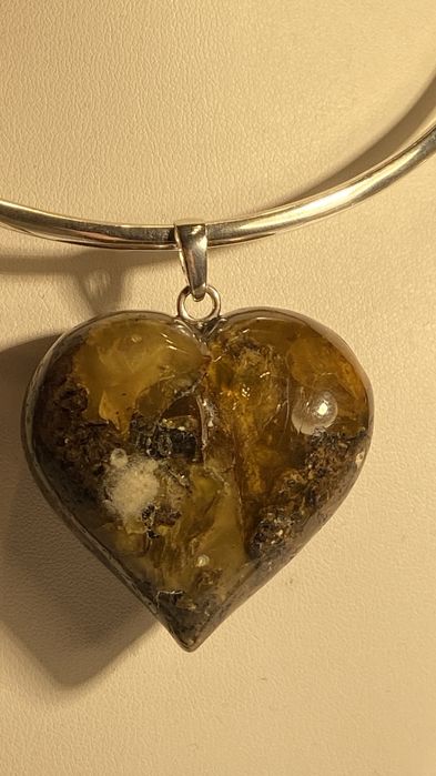 Wisior z bursztynu , duże serce