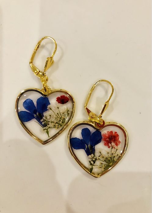 Kolczyki handmade złote żywica serca niebieskie czerwone polne kwiaty