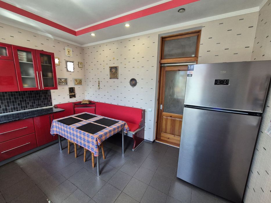 Продається будинок в Центральній частині міста.