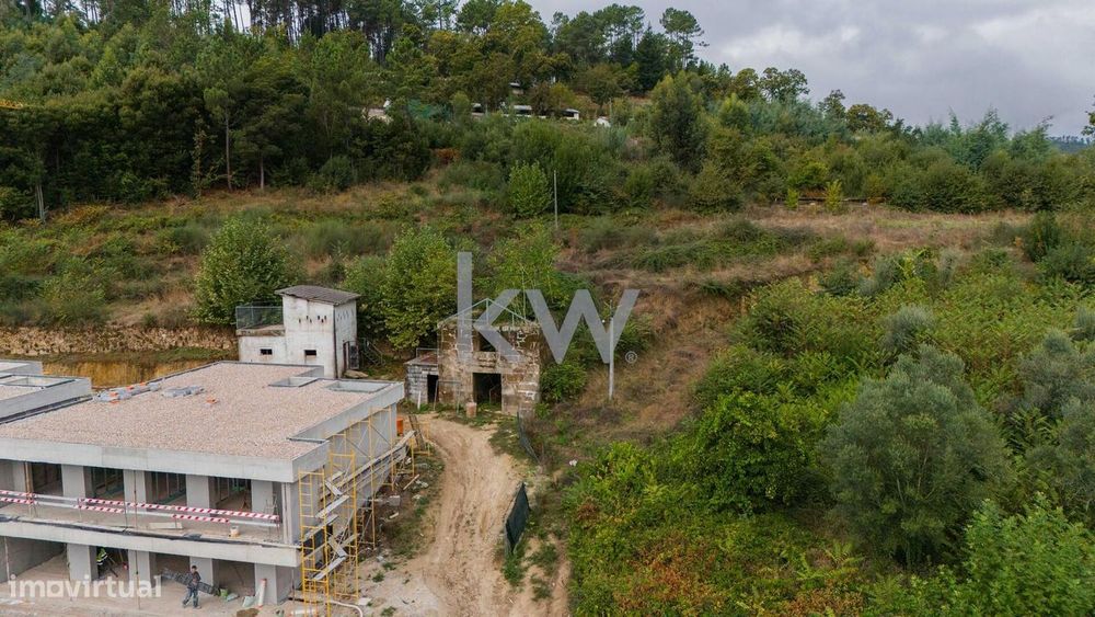 Moradia para restauro e terreno em zona de construção com ~14.633m2 em