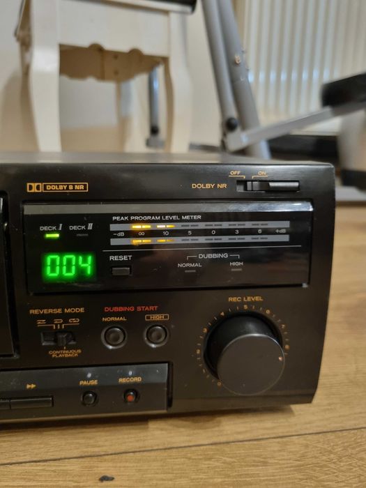 Magnetofon Teac model podany na zdjeciu