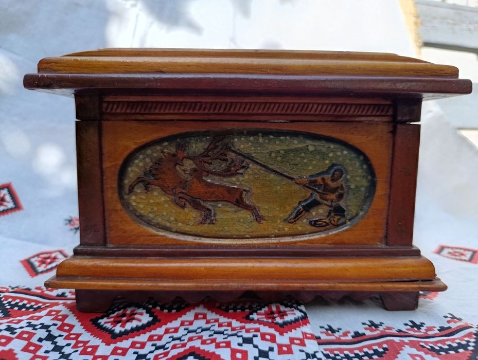 Дерев'яна вінтажна різьблена скринька, шкатулка