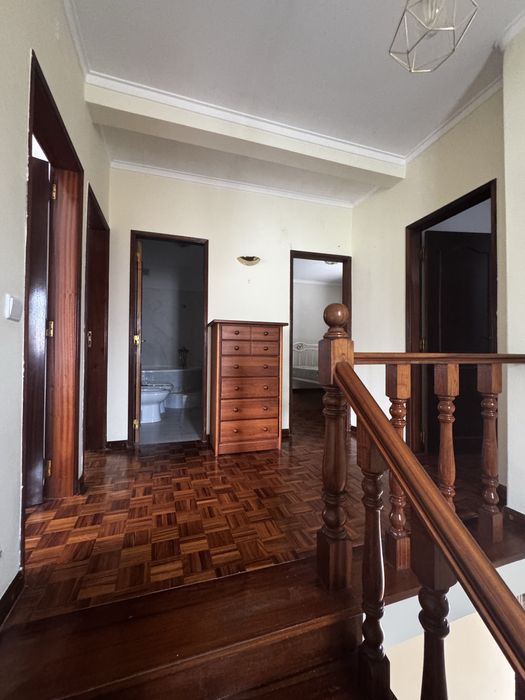 Arrenda se V5 com quintal