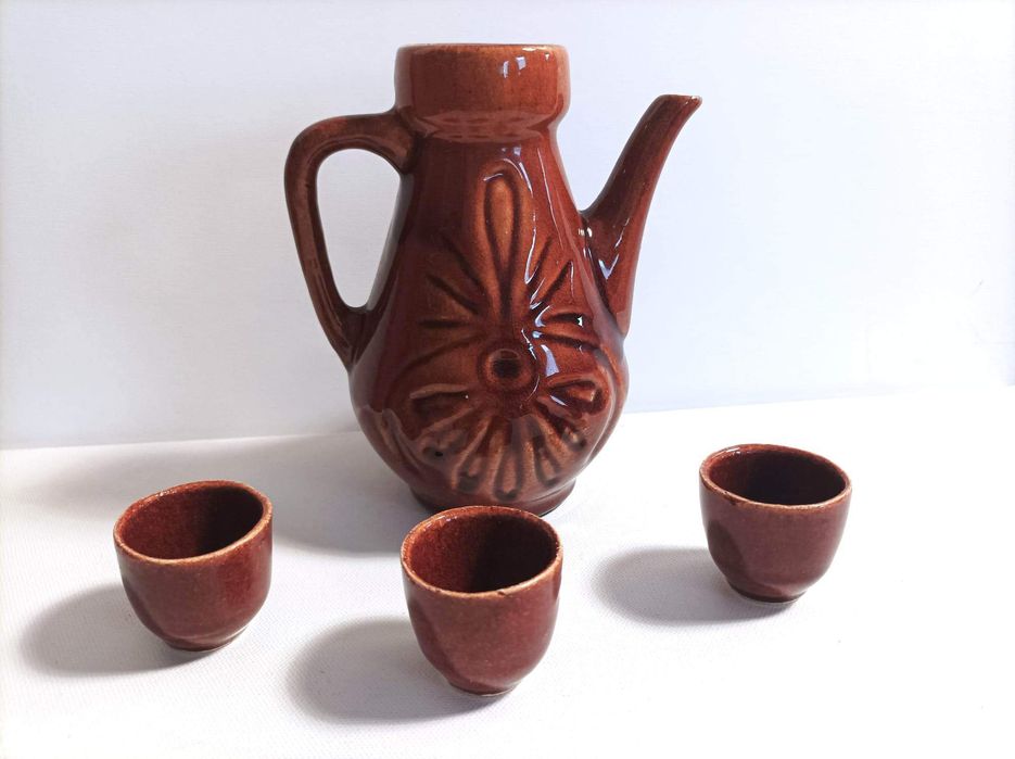 Ceramiczny dzbanuszek i trzy czarki