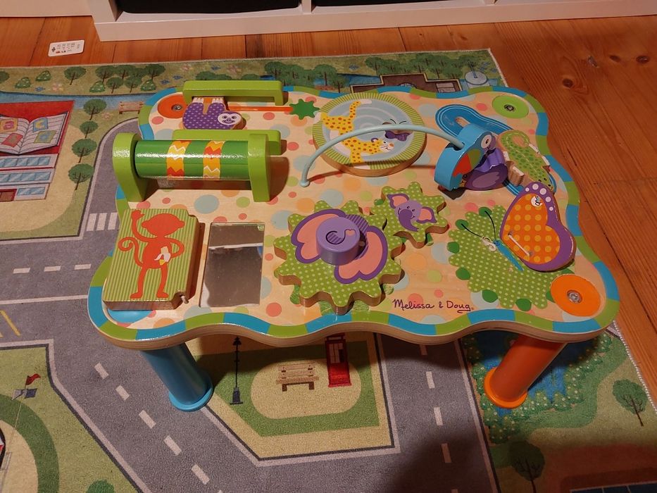 Drewniany stoliczek edukacyjny Melissa&Doug