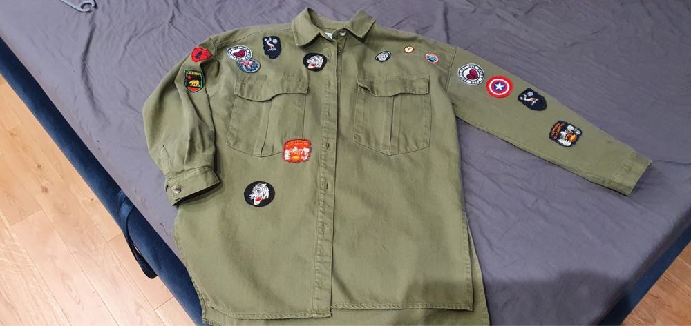 Bluza zielona z naszywkami