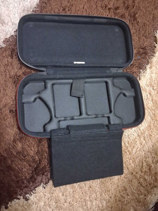 nitendo switch , jogos/com as caixas , com mini caixa para guardar , carregador usb , correias straps etc