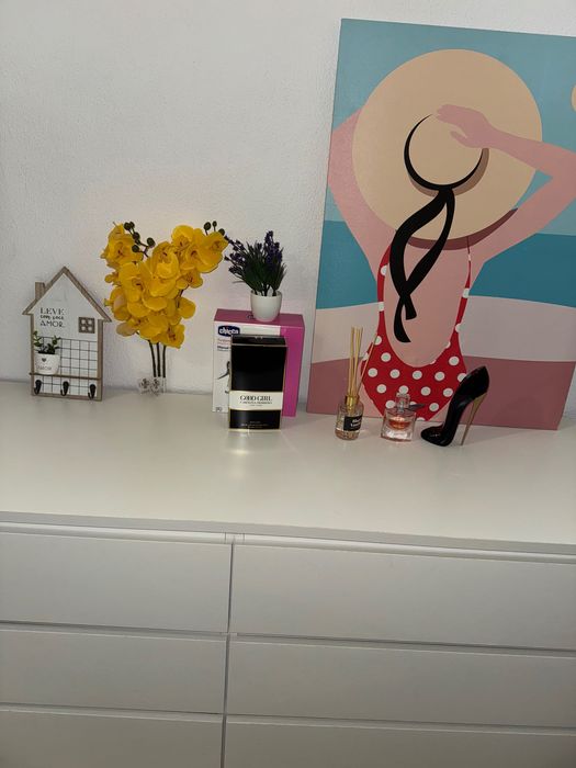 Cómoda com 6 gavetas em ótimo estado