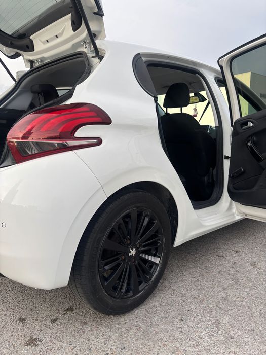 Продаю авто Peugeot 208 2016