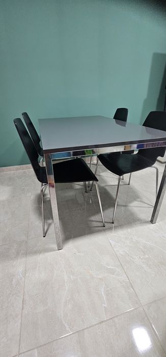 Vendo mesa com 4 cadeiras
