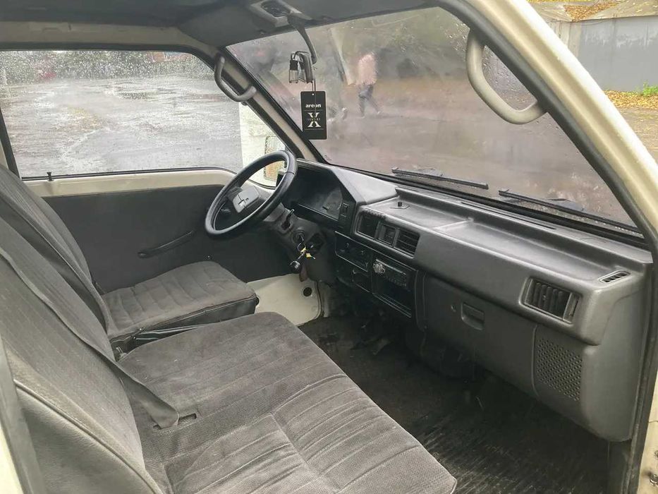 Міцубісі Л300 Mitsubishi L300 вантажопасажирський