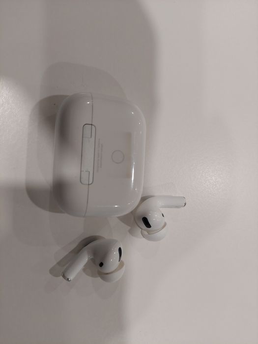 AirPods pro наушники. Сліди використання.