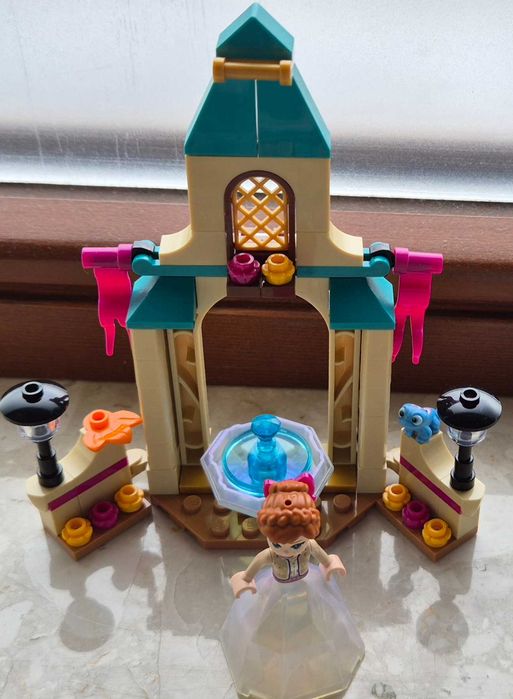 LEGO Disney Frozen / Kraina lodu - dziedziniec zamku Anny 43198