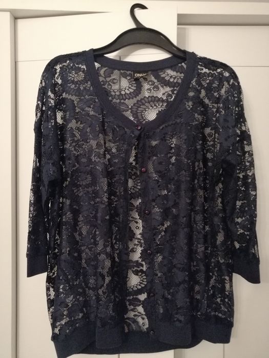 Sweter granatowy z koronki