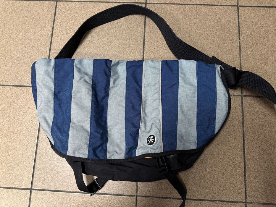 Męska torba listonoszka Crumpler Seedy Three - niebieskie paski