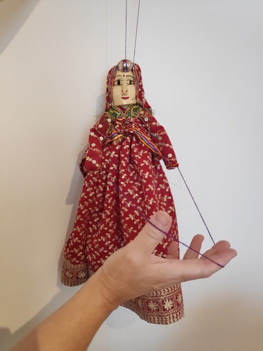 Boneca/ Marionete da Índia, com roupas bordadas