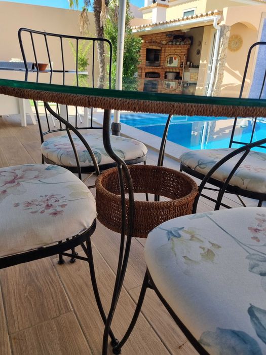 Conjunto Mesa e 4 Cadeiras – Ferro, Vidro e Palhinha – Estilo Clássico