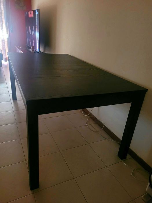 Mesa robusta de sala jantar em wenguê