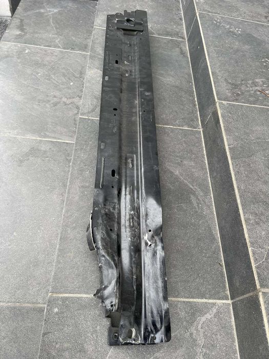 Підсилювач переднього бампера Jaguar F-Pace (оригінал), з дефектом.